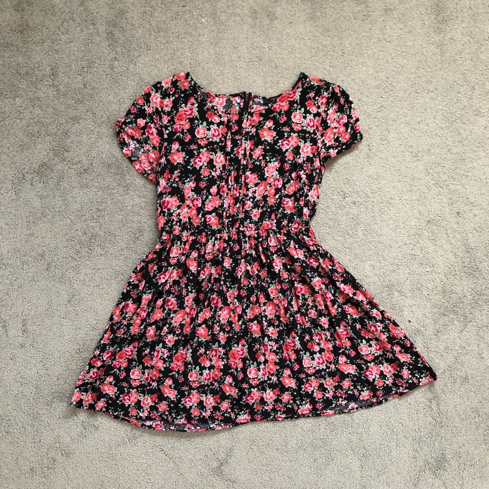Casual short-sleeve floral & black dress